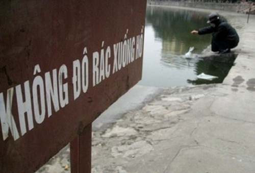 Thực hiện ngay và luôn - biển cấm, biển cấm vô nghĩa, chỉ có ở Việt Nam, cấm gì làm nấy, biển cấm có cũng như không,
