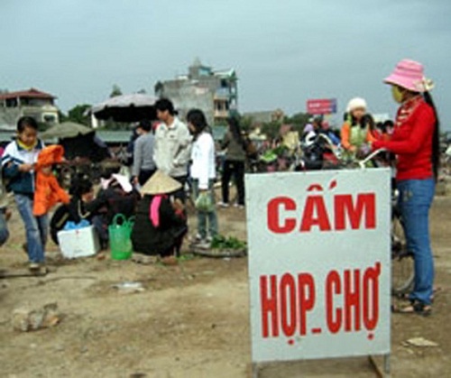 Nơi lý tưởng để họp chợ - biển cấm, biển cấm vô nghĩa, chỉ có ở Việt Nam, cấm gì làm nấy, biển cấm có cũng như không,