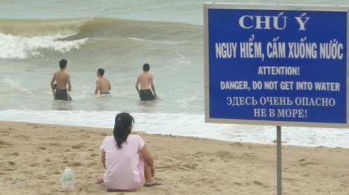 Dường như càng nguy hiểm càng thách thức sự liều lĩnh của mọi người  - biển cấm, biển cấm vô nghĩa, chỉ có ở Việt Nam, cấm gì làm nấy, biển cấm có cũng như không,
